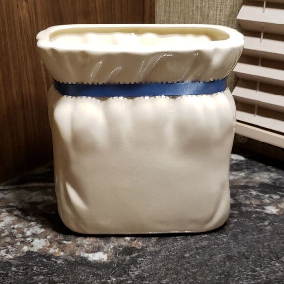 Lovely Vintage Floral Cream Colored Planter Vase - Porcelain - Picture 4 of 9